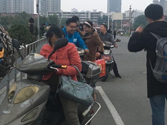 郑州地铁站排长队，有人却很高兴，一天能赚好几百！