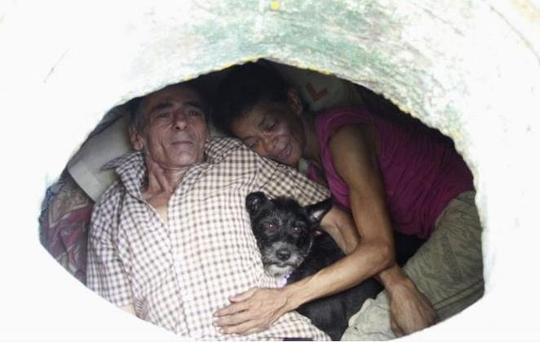 为了孩子创业，两位老人把拆迁的钱给孩子，自己住下水道