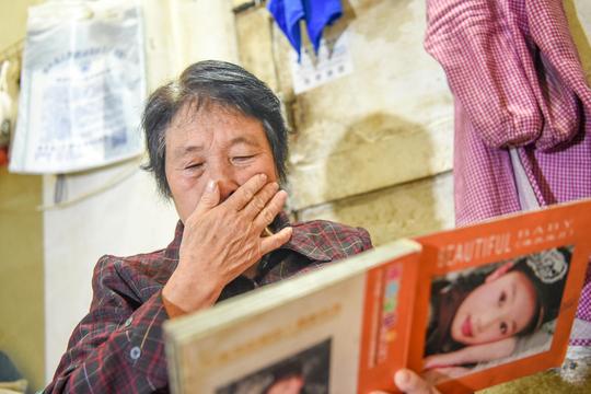 为圆孙女舞蹈梦，奶奶卖掉150平房子，捡垃圾赚生活费