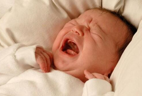 婴儿晚上哭闹是什么原因