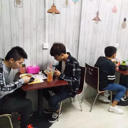 半月营业额6000元，武商院三创客“业余”的创业凭什么火？