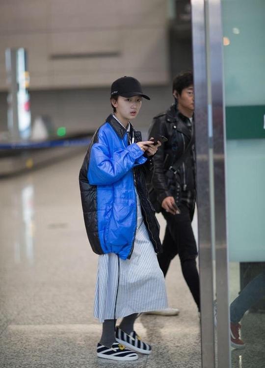周冬雨神打扮现身机场，与粉丝尴尬合影，网友：她是来搞笑的吧