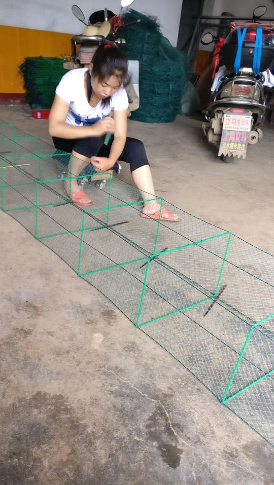 90后农村媳妇在家，60块钱的一个手工缝地笼，一天也完成不了一个
