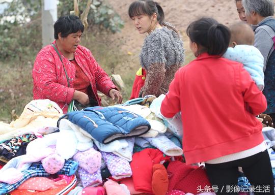 农村房子的角落里还有这些稀罕的酒，大姐说做小生意没有秘诀