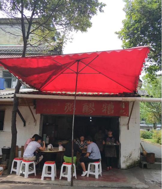 成都一景区小吃店生意火爆！环境奇差还能大排长龙！