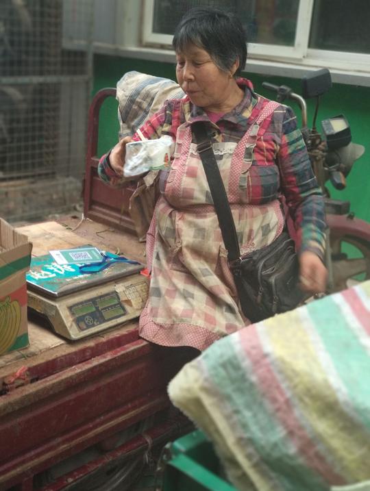 农村大妈为了赚钱中午不回家：养老还得靠自己，别人不指望