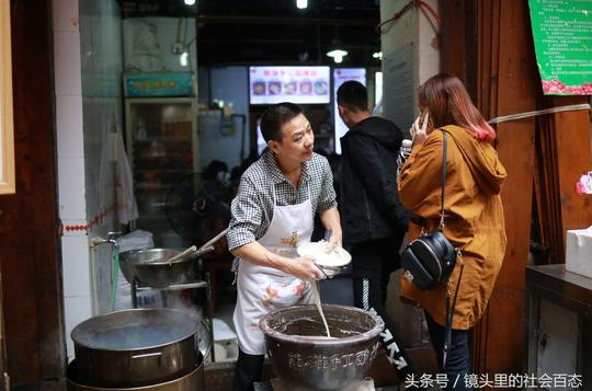 重庆一景区酸辣粉店生意火爆该男子从打工者熬成老板日赚7千元