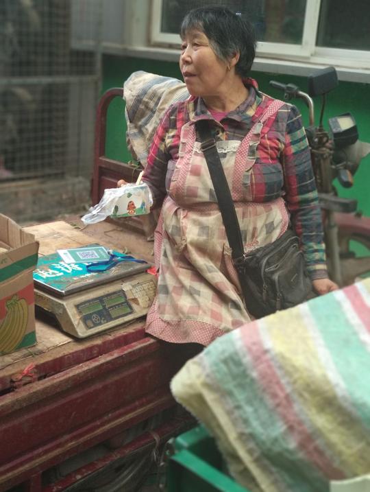 农村大妈为了赚钱中午不回家：养老还得靠自己，别人不指望