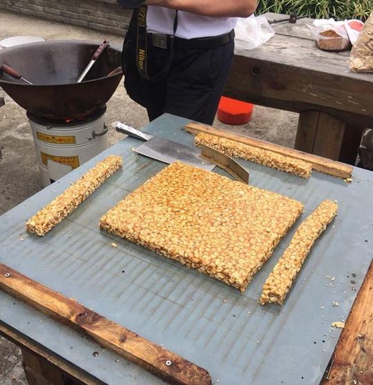 农村夫妇摆摊，日入三百，这种小吃一吃就上瘾