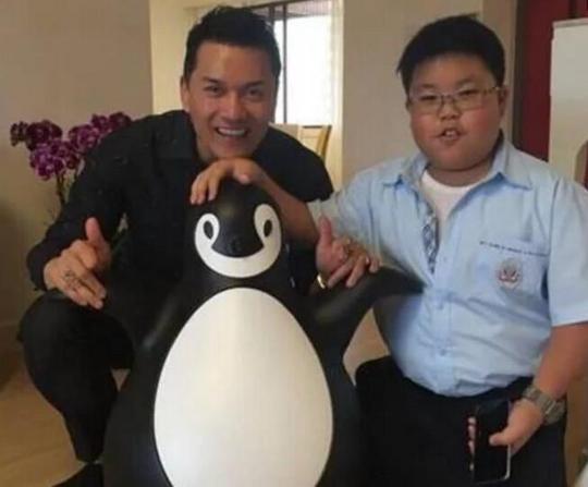 61岁吕良伟晒全家照，16岁儿子吕善扬长跑偏，这颜值和他爹差太远