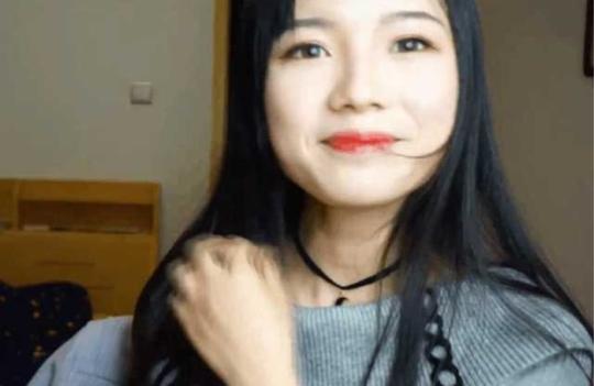 女中学生直播间化妆，被老妈当场逮到，接下来事情让她崩溃