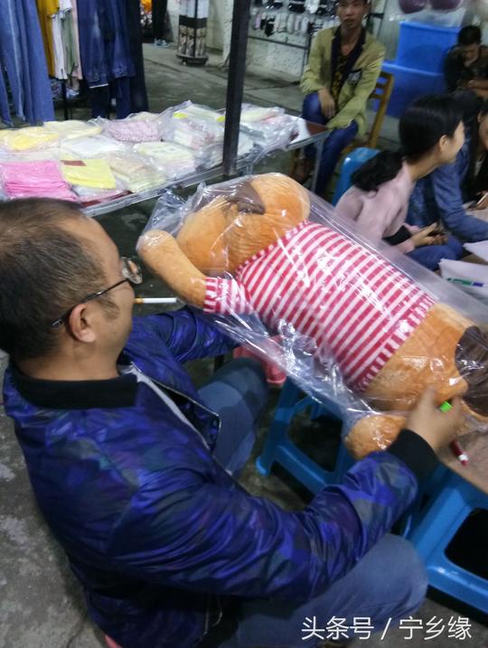 这么简单的游戏做成生意，连三岁小孩都会，你说他靠什么挣钱？
