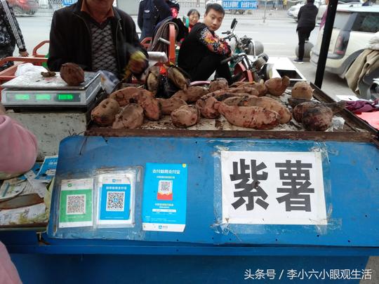大爷大学门前卖烤紫薯，生意火爆，买个烤玉米得居然等十几分钟！