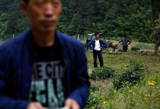 老光棍结婚四个月孩子出生，周围人议论纷纷，他却傻着乐