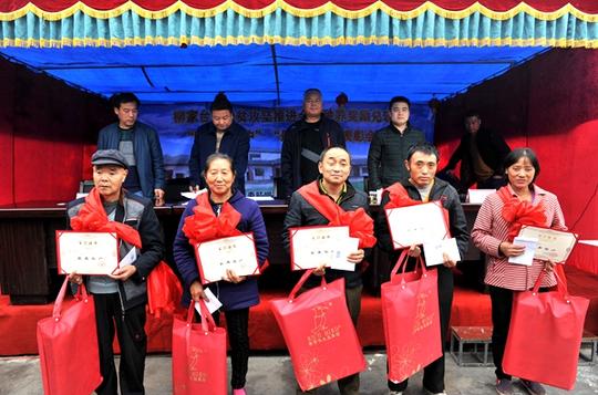 图说法庭内外｜常德中院开展“国家扶贫日”系列活动
