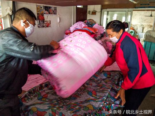 正在消失的弹棉花手艺又火了，夫妻俩弹棉花生意火爆，日进500元
