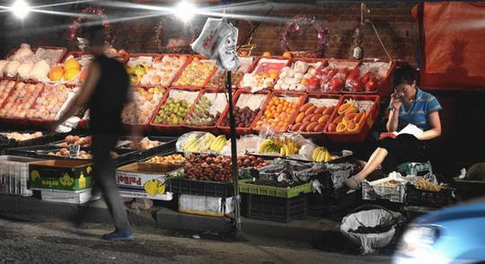 全家人就靠这个水果摊维持生活，每天忙到十点才收摊也挣不了多少
