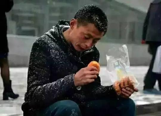 生活不易，每张照片看了都令你心酸！