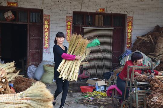 80后小伙回乡创业做笤帚大王，一年销售30万把