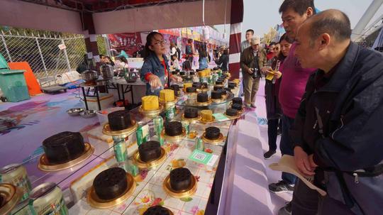 这小伙创业自制蜂窝煤蛋糕月入三万被誉奇葩网红