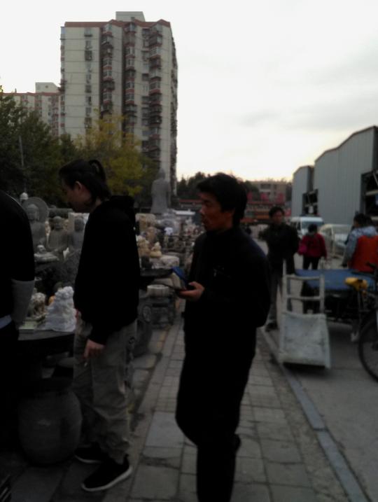 开店的小伙生意一直不好，大师叫他弄对石狮子来，没想到生意火了