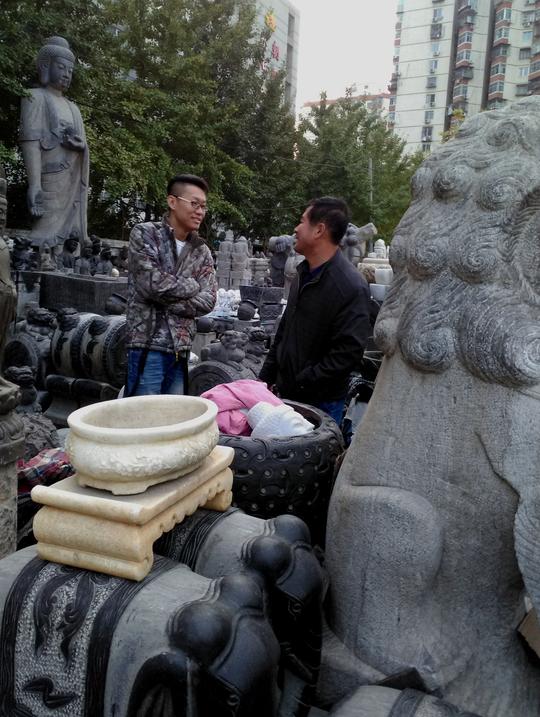 开店的小伙生意一直不好，大师叫他弄对石狮子来，没想到生意火了