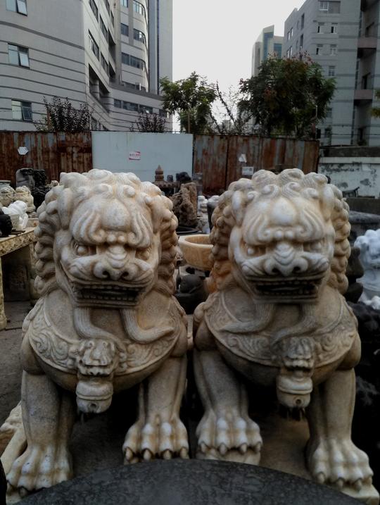 开店的小伙生意一直不好，大师叫他弄对石狮子来，没想到生意火了
