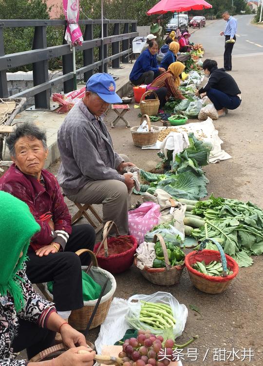 深秋季瓜果蔬菜摆满乡村集市白发老人扎堆售卖自家菜赚钱后喜悦