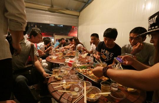 中国夜市上美食数不胜数，路边摊才是国人的最爱，摊主一季赚10万