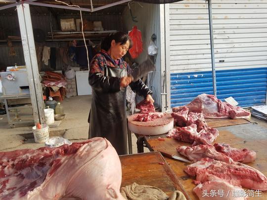 农村小夫妻家乡办肉铺12年，男卖肉女剁骨，满脸油光一天两头猪