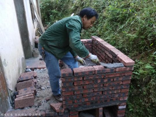 农村兄弟给村里人建厕所1200元一个却说不赚钱