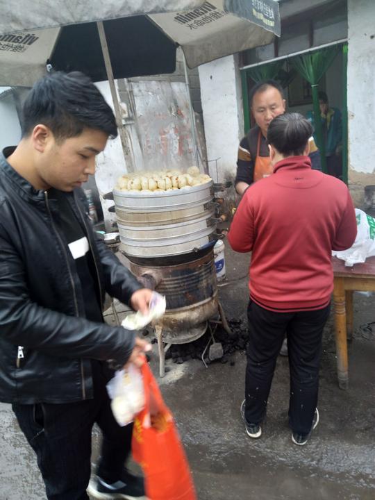 不起眼的农村早餐摊，一早有300多人排队！