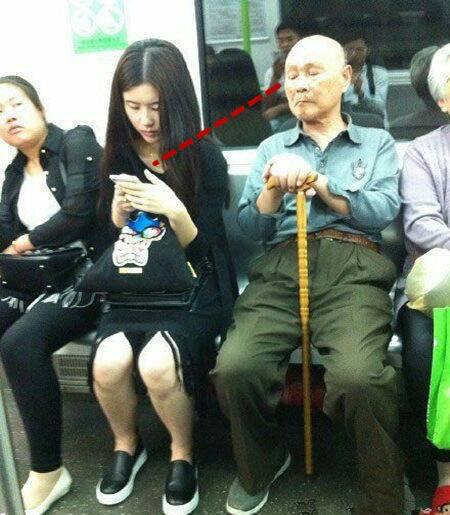 搞笑gif：大爷淡定自如，一看就是老司机