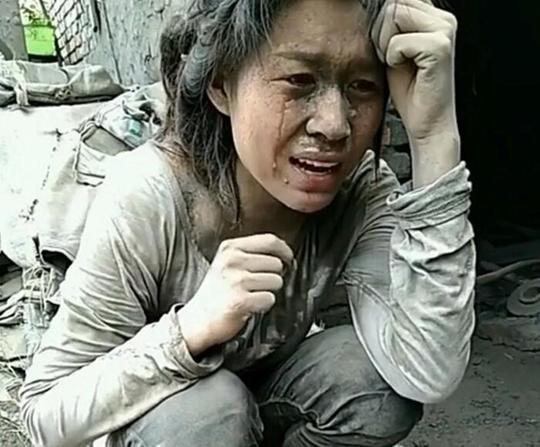 农村女汉子在工地扛水泥赚钱，与爸妈通过电话后，忍不住泪流满面