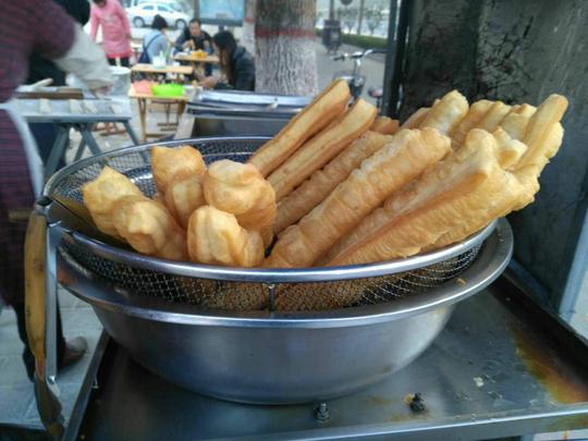 下岗职工每天能卖500斤油条，加上现打纯豆浆免费小菜生意特火