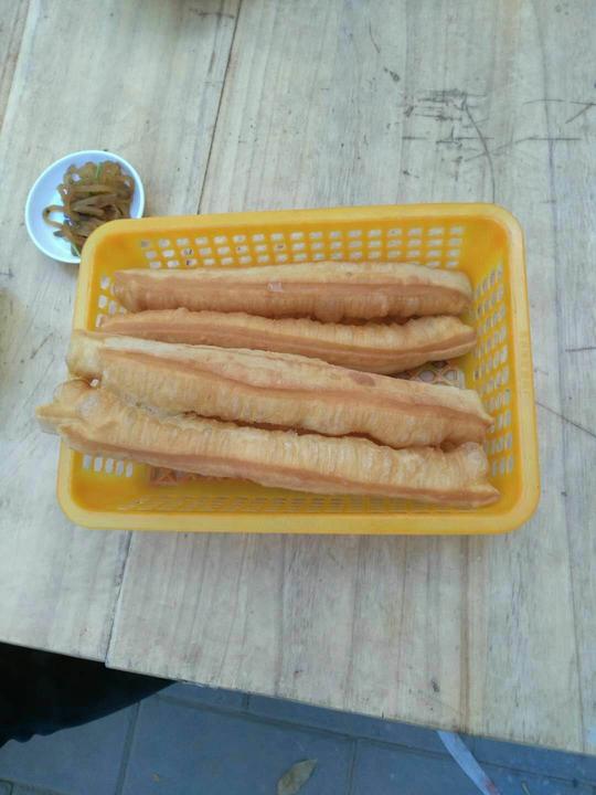下岗职工每天能卖500斤油条，加上现打纯豆浆免费小菜生意特火