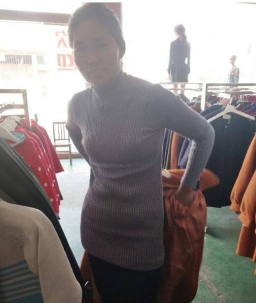 儿子和儿媳回老家，带母亲去县城逛街，300块的衣服却越试越愧疚