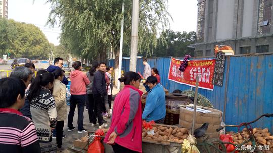 大叔街边卖糖心红薯生意火爆不甜不要钱3人忙不过来高薪招人