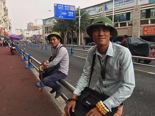 每天早上跨国做生意在中国小城艰辛的谋生这是他们的生活