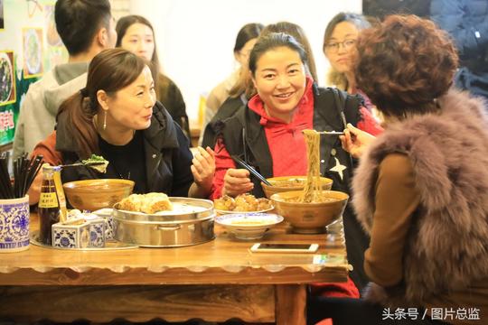 小伙手工做饸烙雇十人连开三店年入上百万