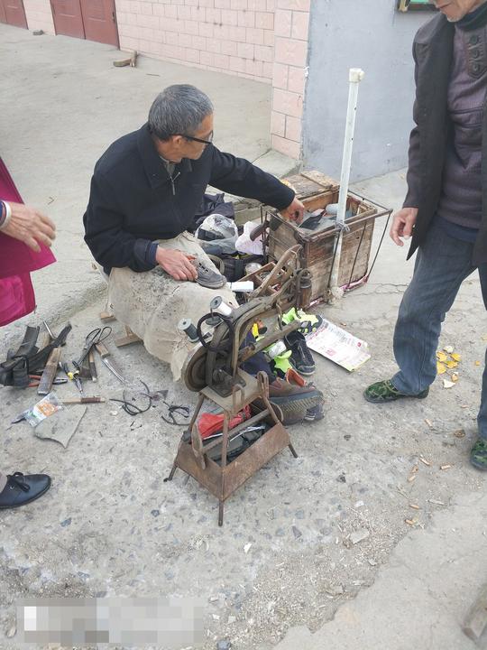 从不去热闹非凡的集，他只来乡村集市摆摊，如今日赚百元花不出去