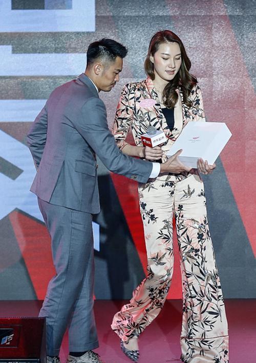 谢杏芳早准备好当ceo！老公儿子成宣传工具，林丹一句话显其地位