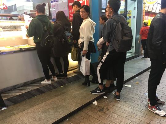 女子街边小店卖蛋挞：售价1块钱一个，看着很亏实际上却赚了不少