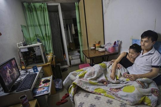 实拍来到城市赚钱的农村人：他们居住的环境一个比一个差