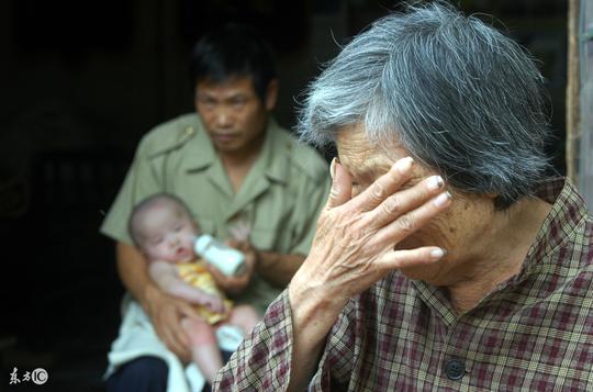 母亲痛哭：我66了给人家做保姆当下贱人挣钱给你弟媳她却不领情