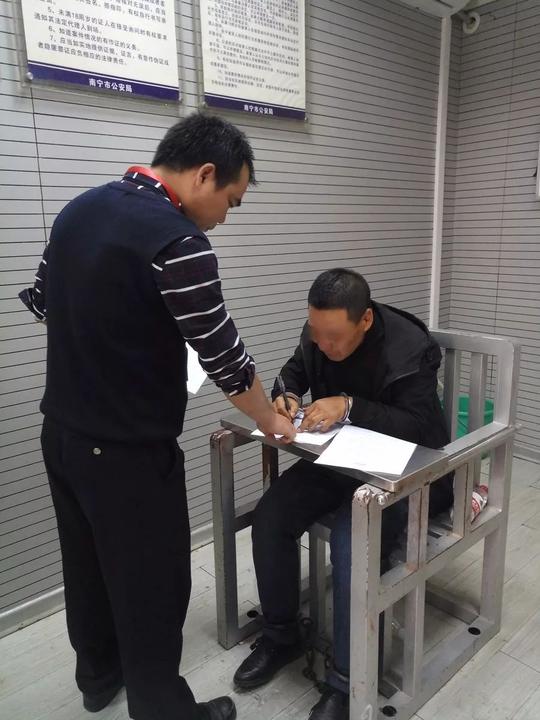 男子在南宁一手机商场捅死女店主，只因生意纠纷起口角
