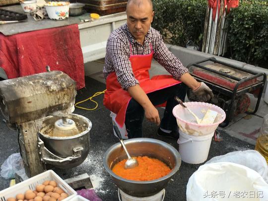 农村夫妻庙会卖蛋糕加南瓜生意火爆