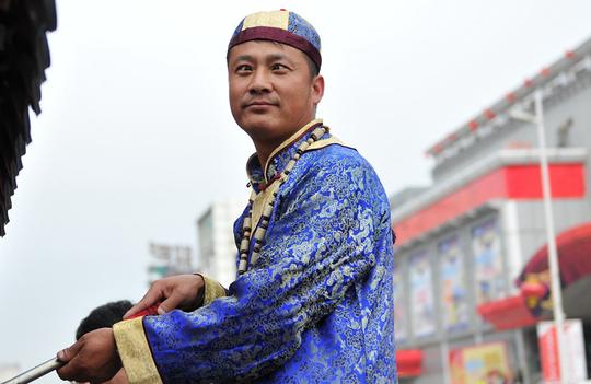 臭豆腐老板为招揽生意出奇招！穿黄马褂吸引眼球，年收入30万