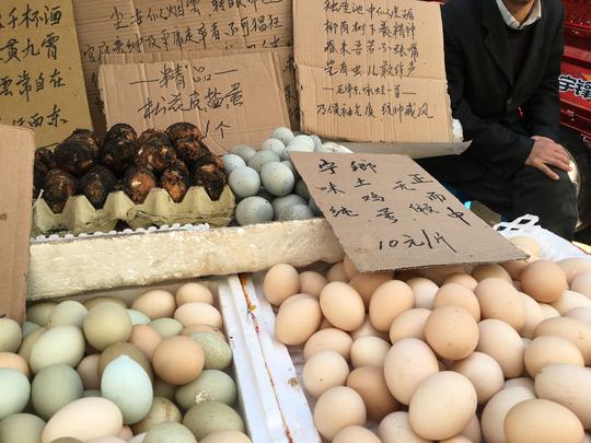 男子当街摆摊卖“花蛋”，在价格牌上大秀诗句，一出摊就来了生意