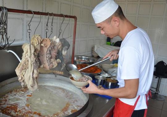 这家店一年四季都卖羊肉，即使是夏日生意也依然火爆！